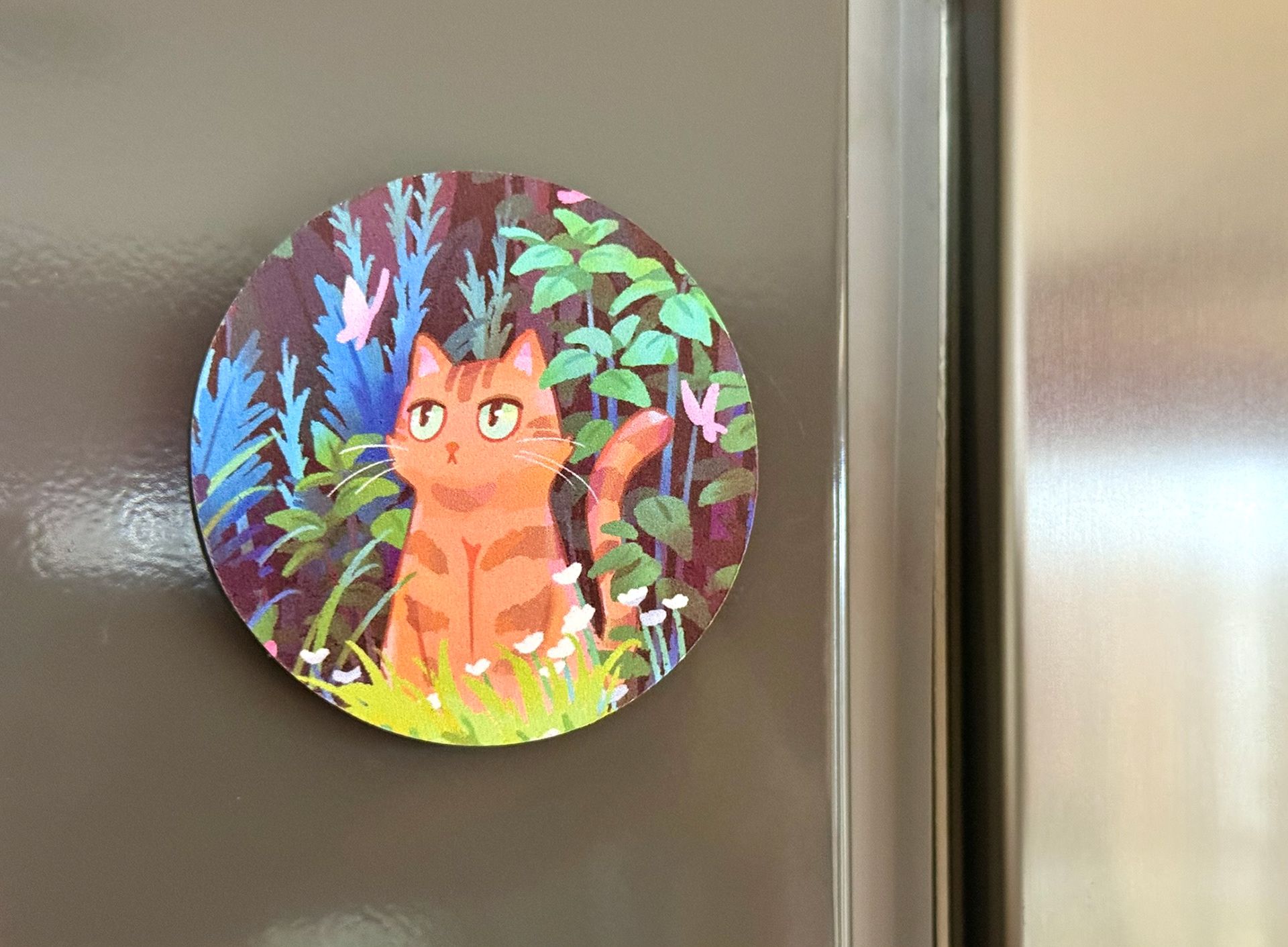 Magnet with a cat design on a fridge